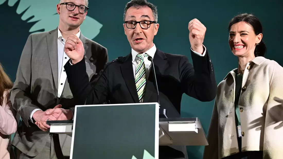 Nach den Hochrechnungen könnte Cem Özdemir neuer Ministerpräsident im Südwesten werden.  - Bild: Bernd Weißbrod/dpa