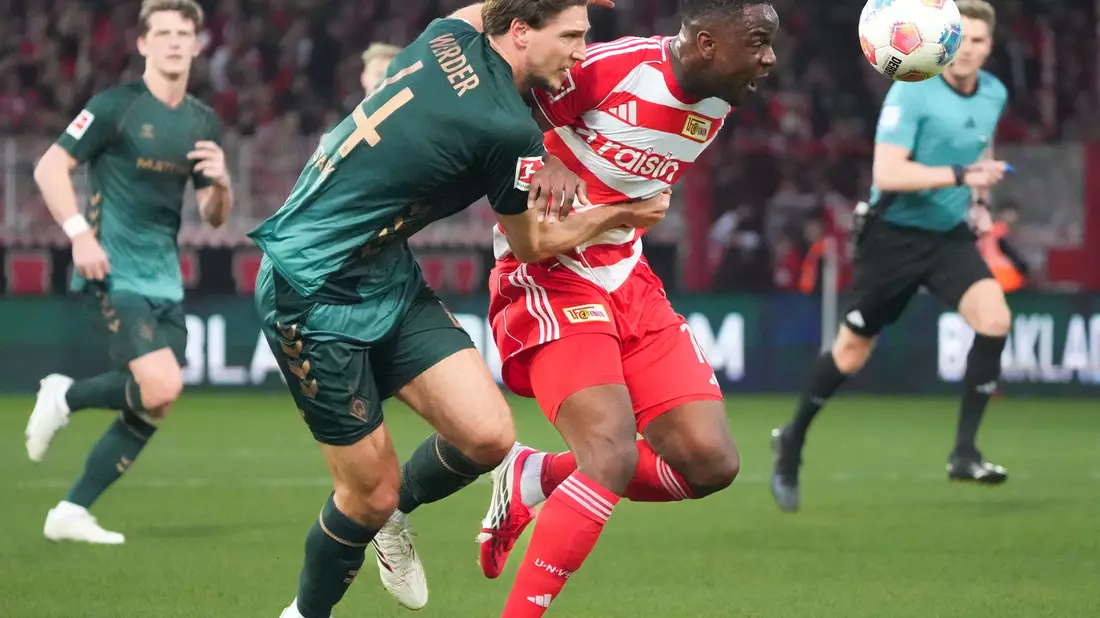 Starks (l) Foul an Ansah führte zum Strafstoß. - Bild: Soeren Stache/dpa