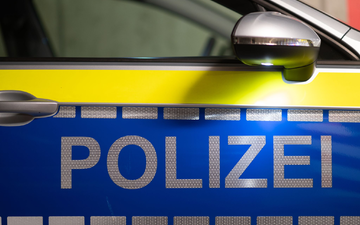 Die Polizei berichtet von Schäden in Rheinland-Pfalz durch den Meteoriten. (Illustration) - Foto: Robert Michael/dpa