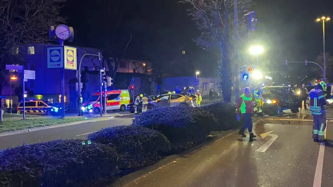FW Paderborn: Verkehrsunfall Neuhäuser Tor - Bild: presseportal.de