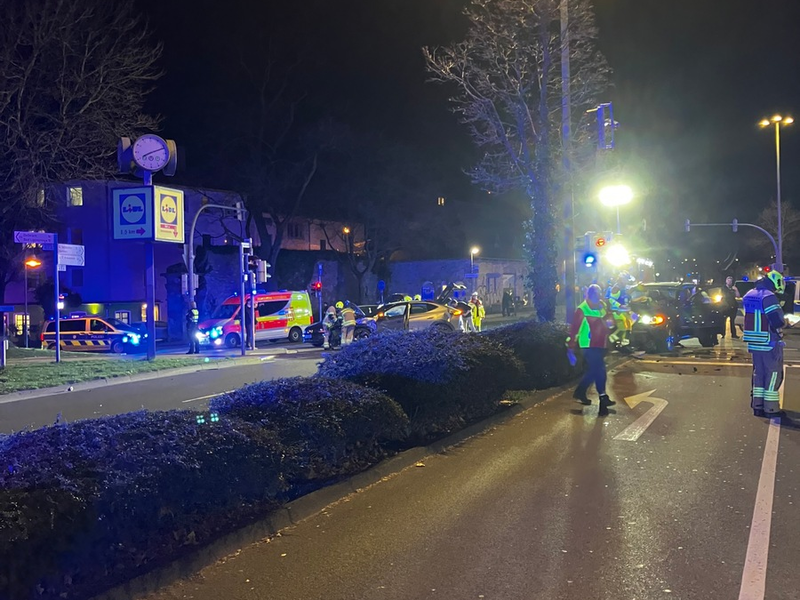 FW Paderborn: Verkehrsunfall Neuhäuser Tor - Foto: presseportal.de