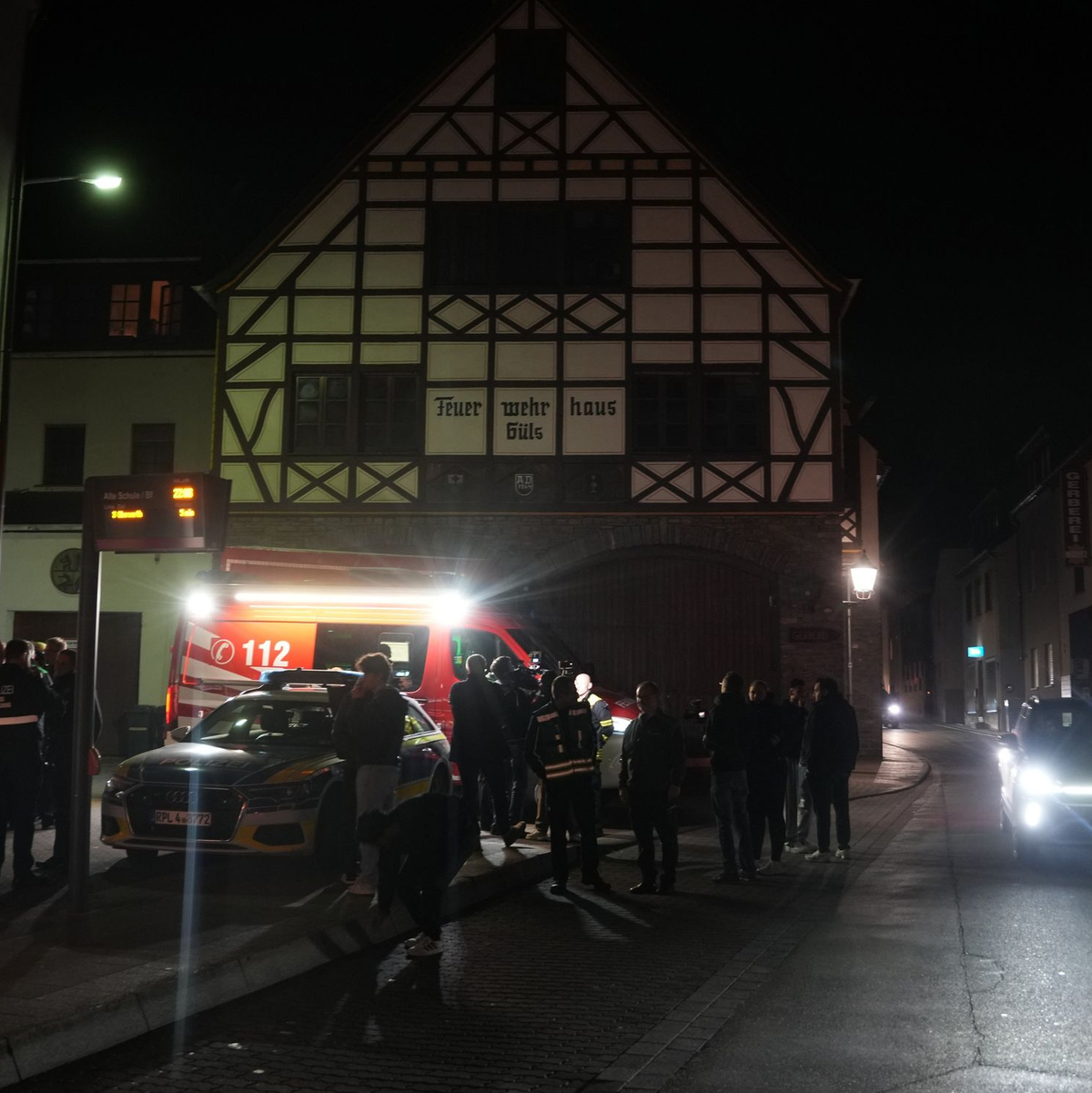 An dem Dach des Gebäudes in Koblenz entstand ein fußballgroßes Loch. - Foto: Thomas Frey/dpa