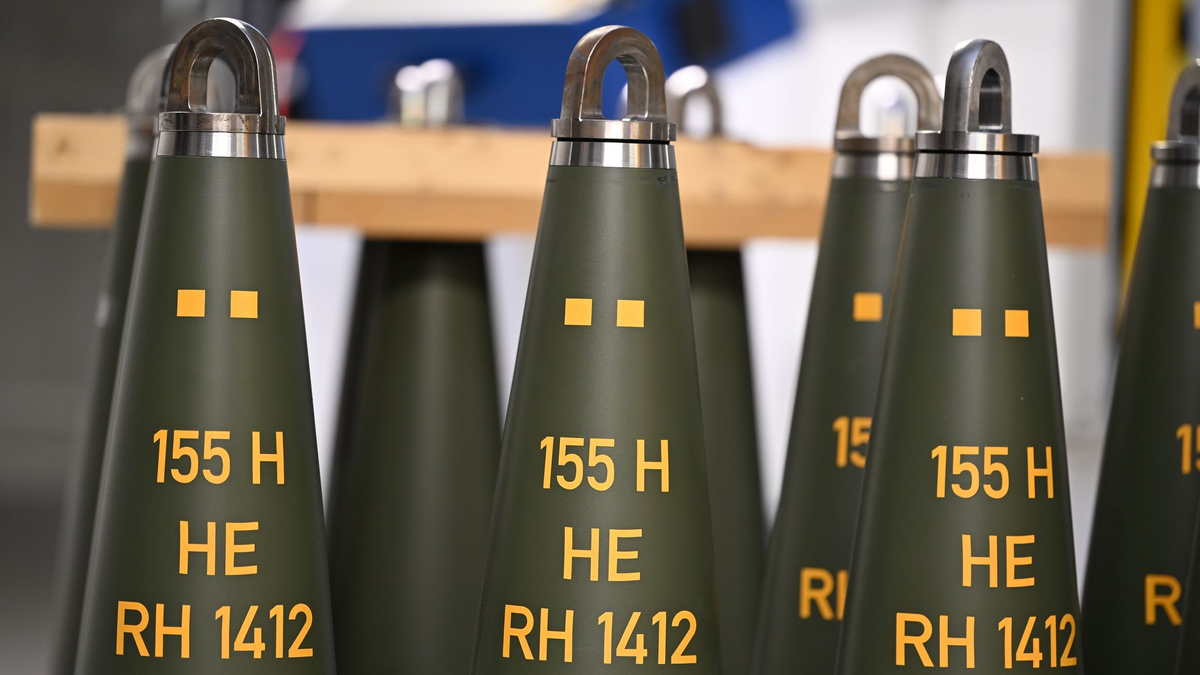 Artilleriegranaten wie diese stellt Deutschlands größter Rüstungskonzern Rheinmetall her.  - Foto: Wolf von Dewitz/dpa