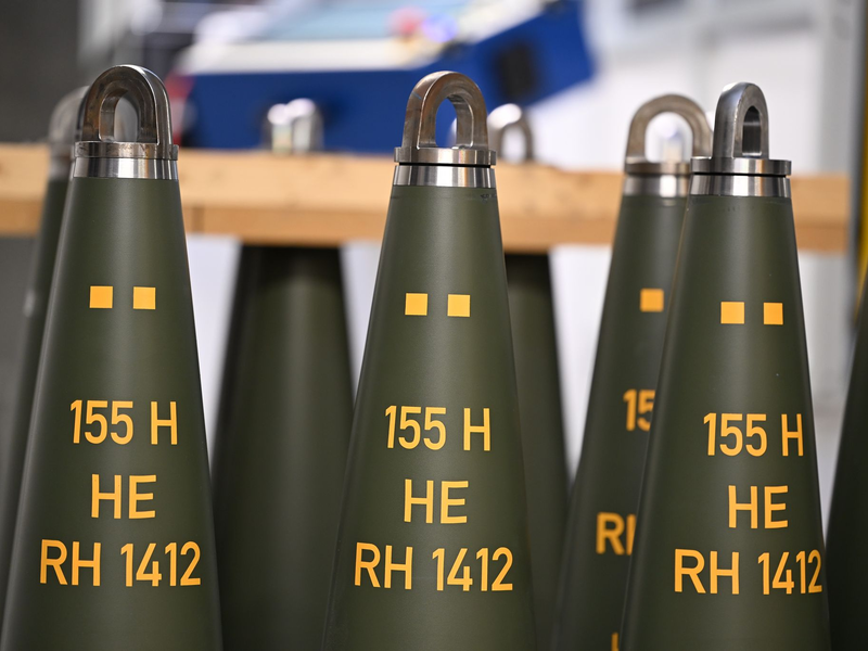 Artilleriegranaten wie diese stellt Deutschlands größter Rüstungskonzern Rheinmetall her.  - Foto: Wolf von Dewitz/dpa