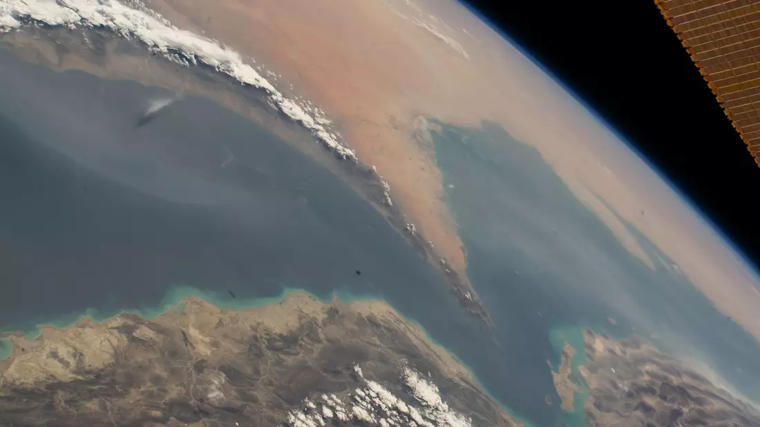 Kaum Schiffe passieren zurzeit die Straße von Hormus. (Archivbild) - Bild: -/Nasa/dpa