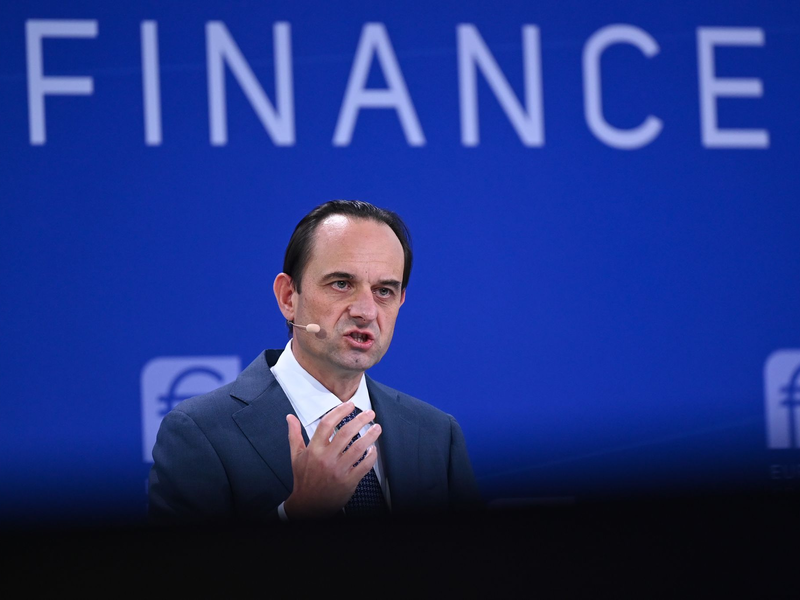 Bafin-Präsident Mark Branson sieht bei offenen Immobilienfonds Risiken für Privatanleger (Archivbild) - Foto: Arne Dedert/dpa