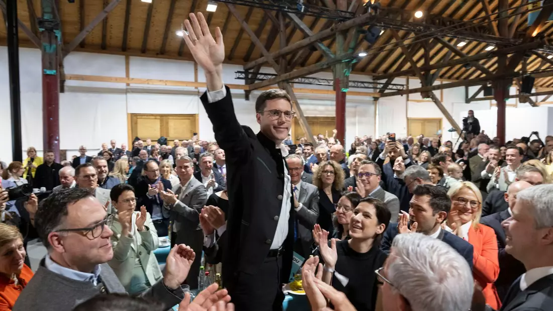 Unermüdlich tourte Hagel im Wahlkampf durch Festzelte wie Betriebshallen. (Archivbild) - Bild: Marijan Murat/dpa