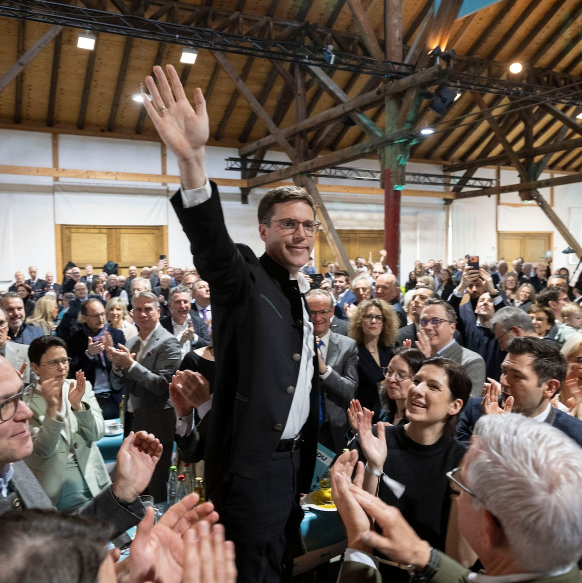 Unermüdlich tourte Hagel im Wahlkampf durch Festzelte wie Betriebshallen. (Archivbild) - Foto: Marijan Murat/dpa