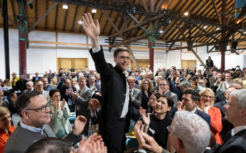 Unermüdlich tourte Hagel im Wahlkampf durch Festzelte wie Betriebshallen. (Archivbild) - Foto: Marijan Murat/dpa