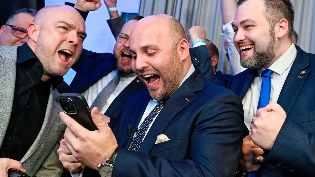 AfD-Spitzenkandidat Markus Frohnmaier freut sich am Wahlabend über die ersten Zahlen.  - Bild: Uwe Anspach/dpa