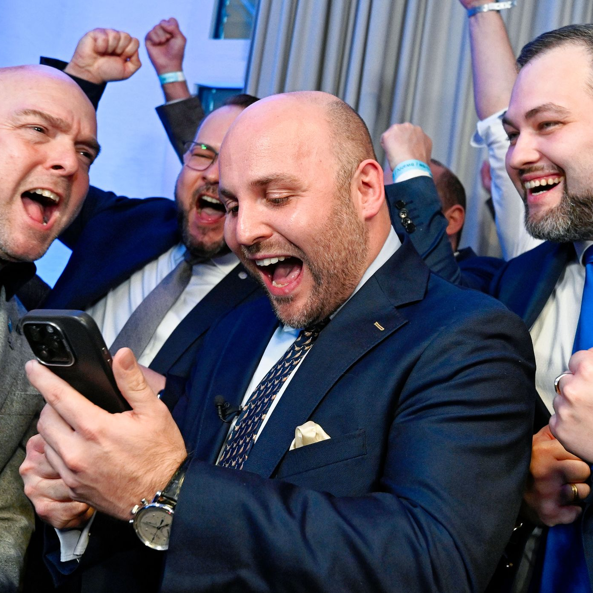 AfD-Spitzenkandidat Markus Frohnmaier freut sich am Wahlabend über die ersten Zahlen.  - Foto: Uwe Anspach/dpa