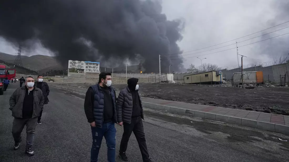 Nach der Bombardierung eines Öllagers durch Israel hat sich der Himmel in Teilen Teherans verdunkelt. - Bild: Vahid Salemi/AP/dpa