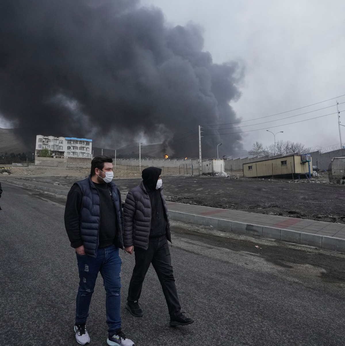Nach der Bombardierung eines Öllagers durch Israel hat sich der Himmel in Teilen Teherans verdunkelt. - Foto: Vahid Salemi/AP/dpa
