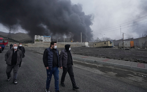 Nach der Bombardierung eines Öllagers durch Israel hat sich der Himmel in Teilen Teherans verdunkelt. - Foto: Vahid Salemi/AP/dpa