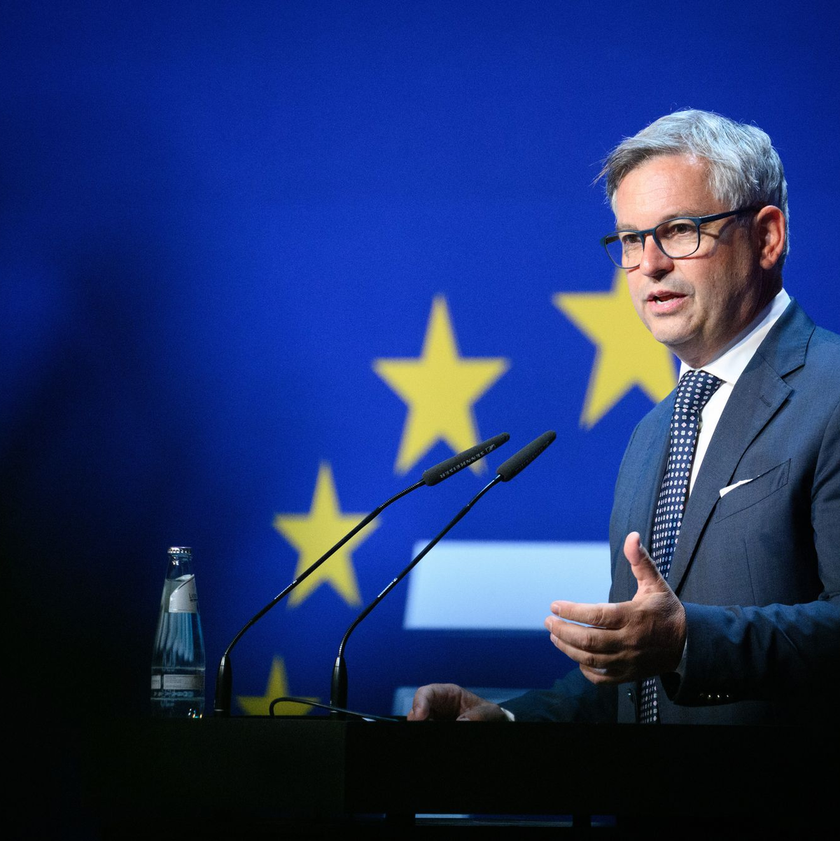Laut EU-Migrationskommissar Magnus Brunner gibt es bisher keine größeren Bewegungen in Richtung der Außengrenzen Irans. (Archivbild) - Foto: Bernd von Jutrczenka/dpa