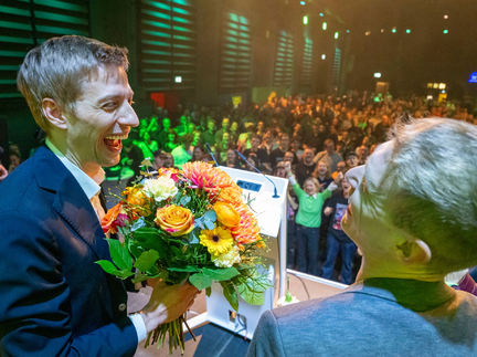 Er ist Münchens Oberbürgermeister Dieter Reiter auf den Fersen: Dominik Krause von den Grünen. - Foto: Peter Kneffel/dpa