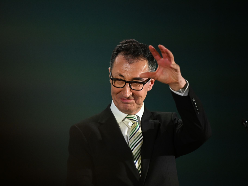 Holte auf den letzten Metern noch auf: Cem Özdemir wird wohl der nächste Ministerpräsident in Baden-Württemberg.  - Foto: Bernd Weißbrod/dpa