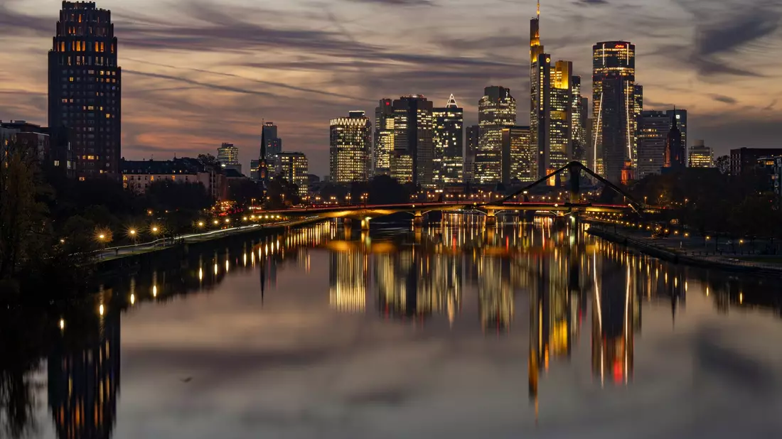 Während europäische Institute 2025 ihre Ertragslage deutlich verbessern konnten, verzeichneten die großen US-Banken in Summe rückläufige Ergebnisse. (Symbolbild) - Bild: Boris Roessler/dpa