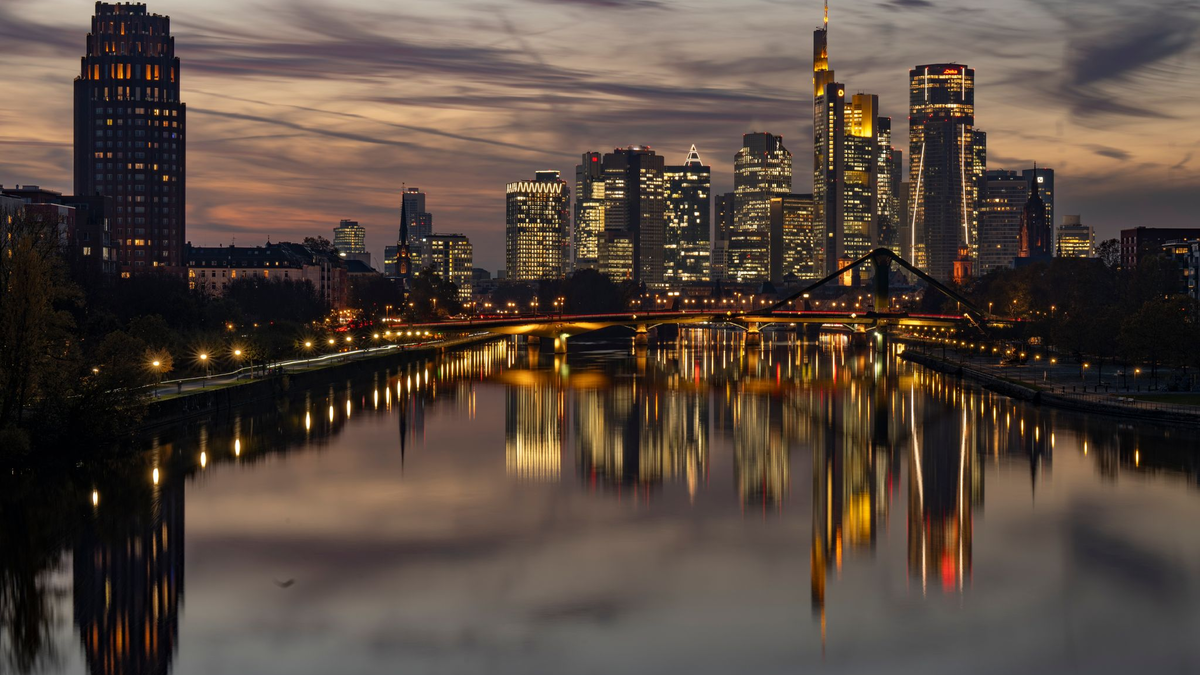 Während europäische Institute 2025 ihre Ertragslage deutlich verbessern konnten, verzeichneten die großen US-Banken in Summe rückläufige Ergebnisse. (Symbolbild) - Foto: Boris Roessler/dpa