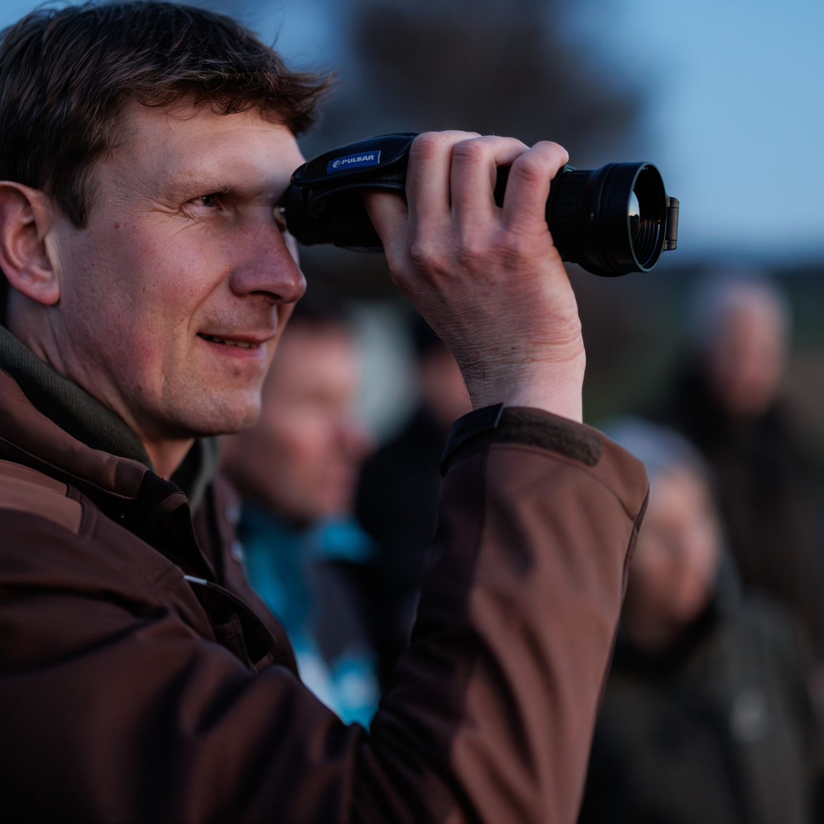 Umweltwissenschaftler Marcel Holy hält nach Rebhühnern Ausschau.  - Foto: David-Wolfgang Ebener/dpa