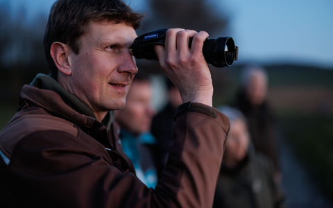 Umweltwissenschaftler Marcel Holy hält nach Rebhühnern Ausschau.  - Foto: David-Wolfgang Ebener/dpa