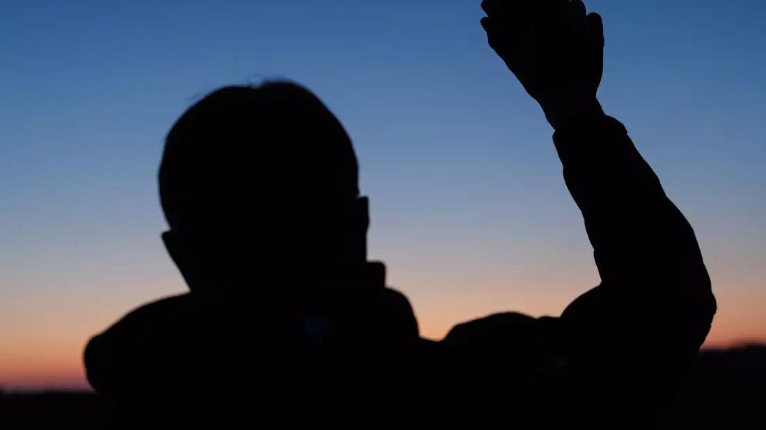 Umweltwissenschaftler Marcel Holy hält einen Lautsprecher in die Höhe. Der aufgezeichnete Revierruf des männlichen Rebhuhnes soll die echten Hähne dazu bringen, lautstark zu antworten. So können die Wildvögel gezählt werden.  - Bild: David Ebener/dpa