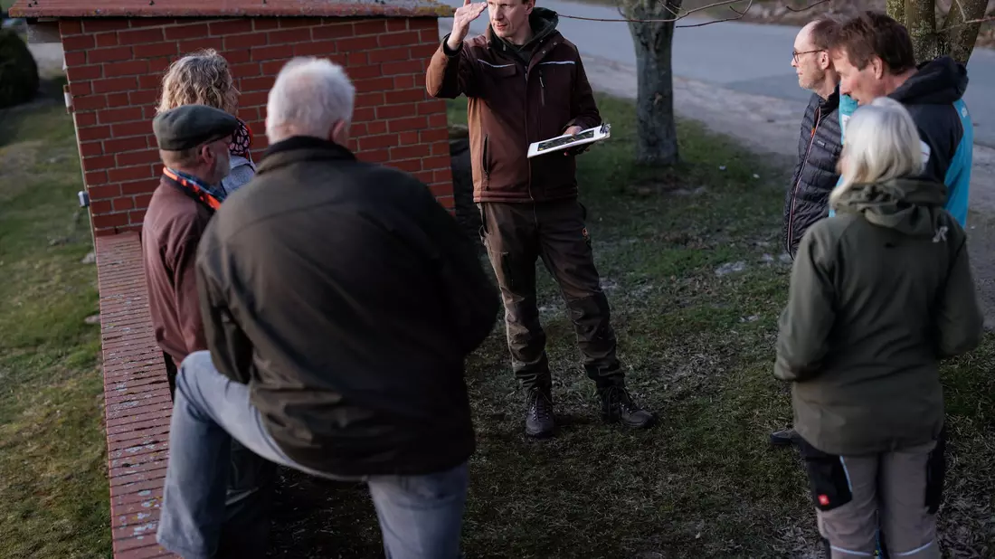 Freiwillige laufen entlang der Felder und zählen die Hähne, die den Revierruf des männlichen Rebhuhnes aus dem Lautsprecher erwidern. Umweltwissenschaftler Marcel Holy (M) erklärt den Ablauf der Kartierung,.  - Bild: David Ebener/dpa