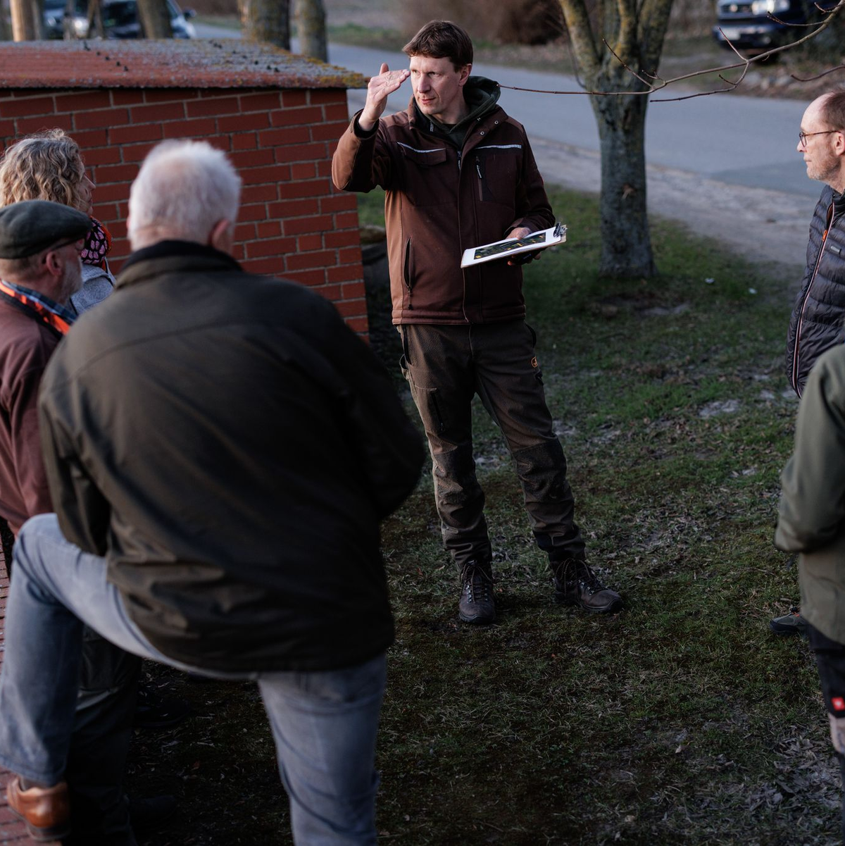 Freiwillige laufen entlang der Felder und zählen die Hähne, die den Revierruf des männlichen Rebhuhnes aus dem Lautsprecher erwidern. Umweltwissenschaftler Marcel Holy (M) erklärt den Ablauf der Kartierung,.  - Foto: David Ebener/dpa