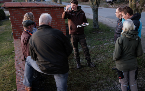 Freiwillige laufen entlang der Felder und zählen die Hähne, die den Revierruf des männlichen Rebhuhnes aus dem Lautsprecher erwidern. Umweltwissenschaftler Marcel Holy (M) erklärt den Ablauf der Kartierung,.  - Foto: David Ebener/dpa
