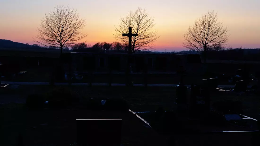 Rund um den Sonnenuntergang findet in der Balzzeit der Rebhühner die jährliche Zählung statt. Der Rundgang mit Helfern an Feldern in Brockum in Niedersachsen startet in der Nähe des Friedhofes.  - Bild: David Ebener/dpa