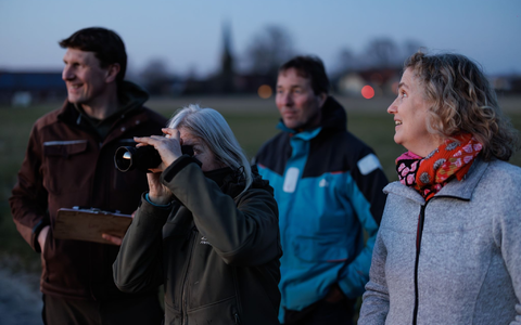 Freiwillige Helfer begleiten Umweltwissenschaftler Marcel Holy bei der Rebhuhn-Zählung. Sie sammeln dabei Erfahrungen, den Revierruf des Hahnes zu erkennen. Ein Nachtsichtgerät ist bei dieser Runde ein weiteres Hilfsmittel neben dem Lautsprecher. - Foto: David-Wolfgang Ebener/dpa