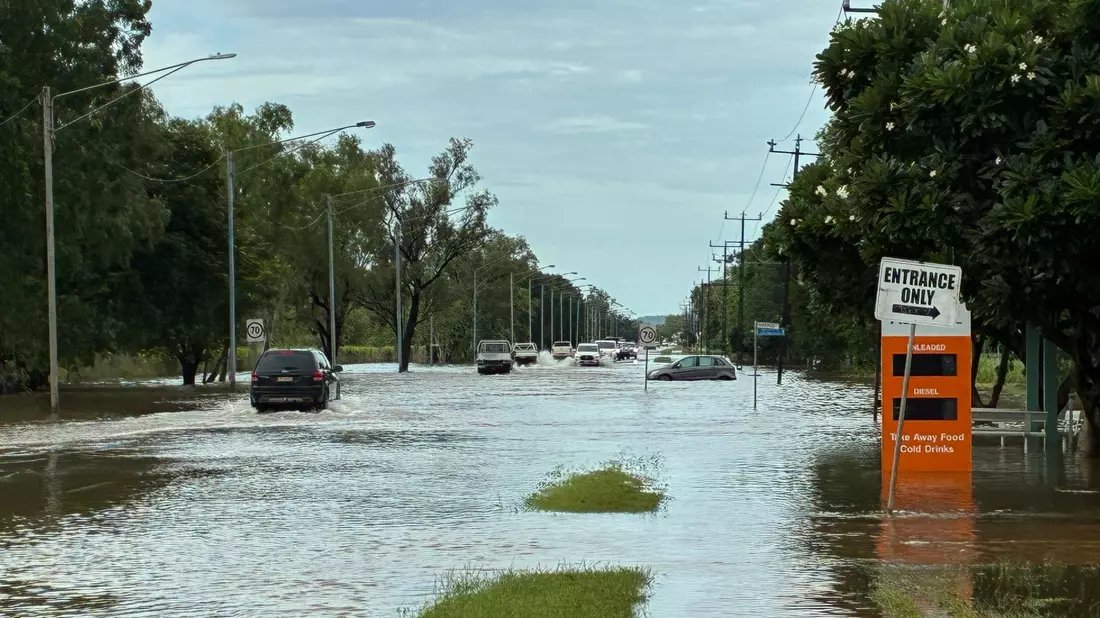 Nach heftigem Regen ist der Katherine River über die Ufer getreten. - Bild: Jas Streten/dpa
