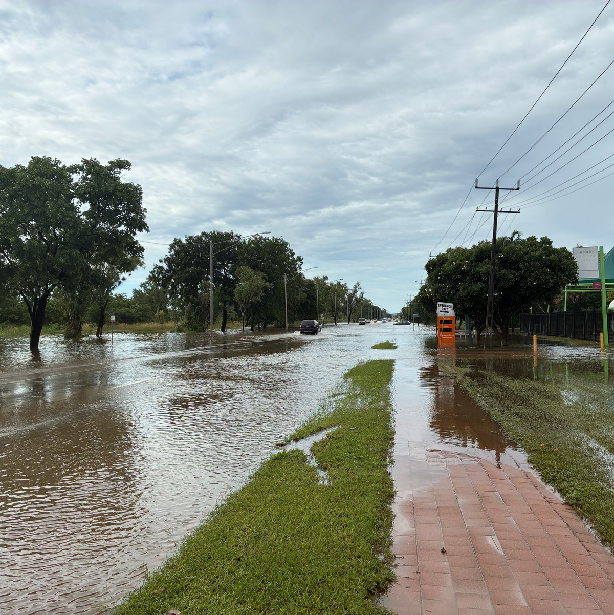 Die Behörden warnten die Menschen davor, sich in die Fluten zu begeben - denn dort lauern Krokodile. - Foto: Jas Streten/dpa