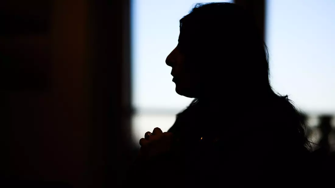 Licht und Schatten: Daniela Cavallo in ihrem Büro in Wolfsburg, dem größten Standort des Volkswagen-Konzerns. - Bild: Julian Stratenschulte/dpa