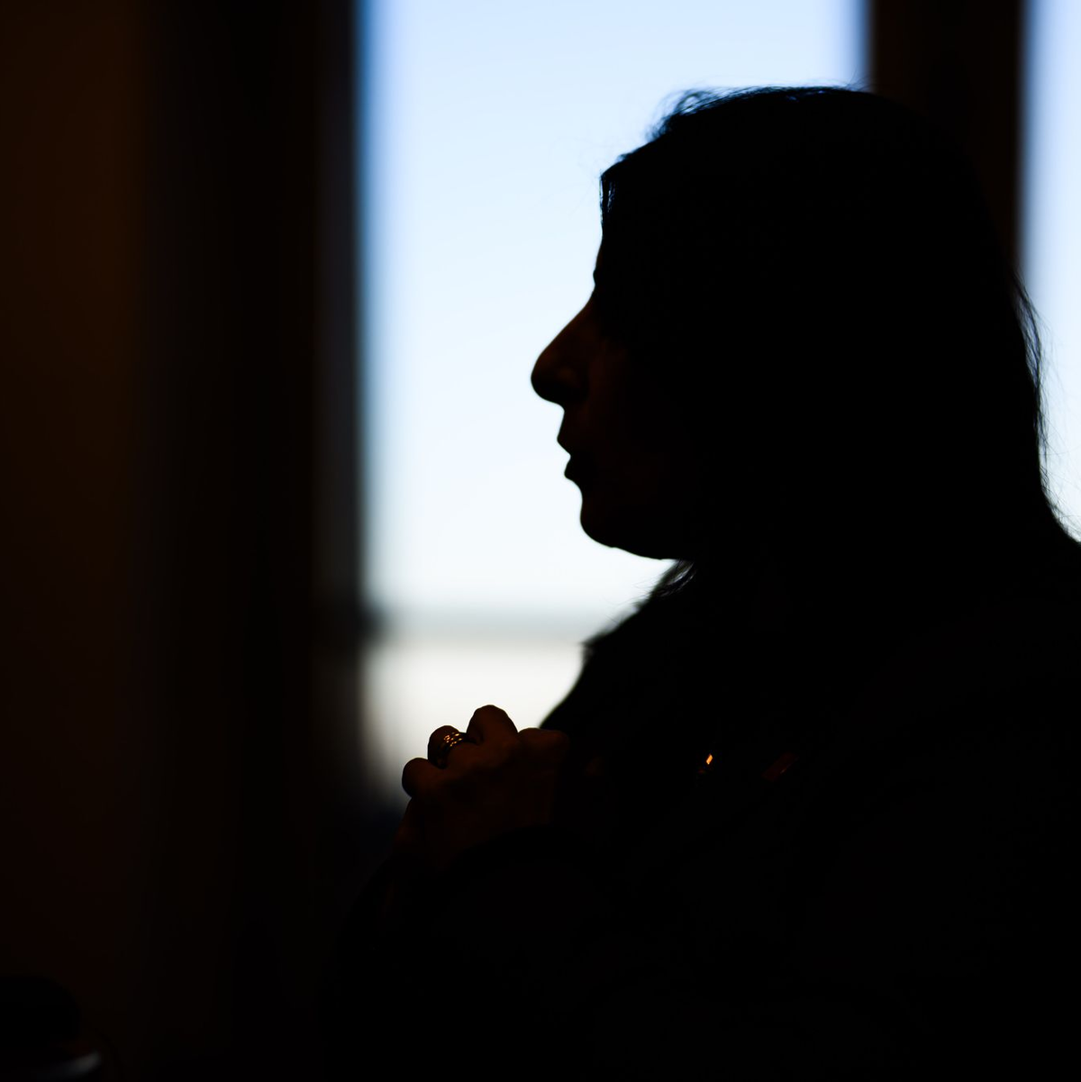 Licht und Schatten: Daniela Cavallo in ihrem Büro in Wolfsburg, dem größten Standort des Volkswagen-Konzerns. - Foto: Julian Stratenschulte/dpa