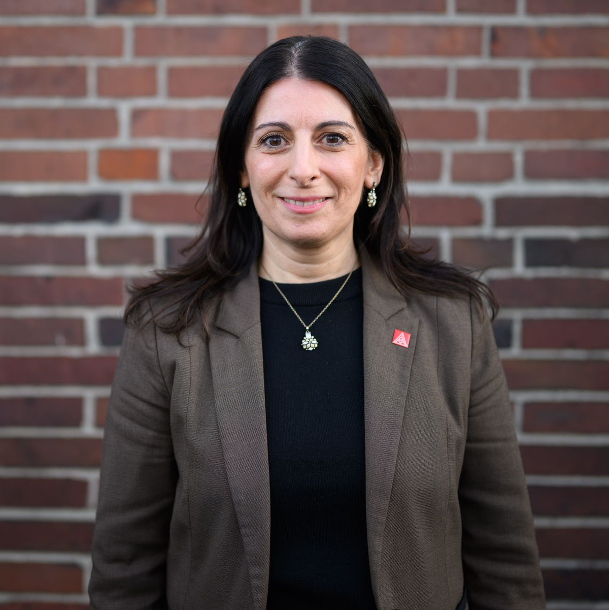 Daniela Cavallo, Vorsitzende des Gesamt- und Konzernbetriebsrats der Volkswagen AG, steht für Fotoaufnahmen im VW Stammwerk. - Foto: Julian Stratenschulte/dpa