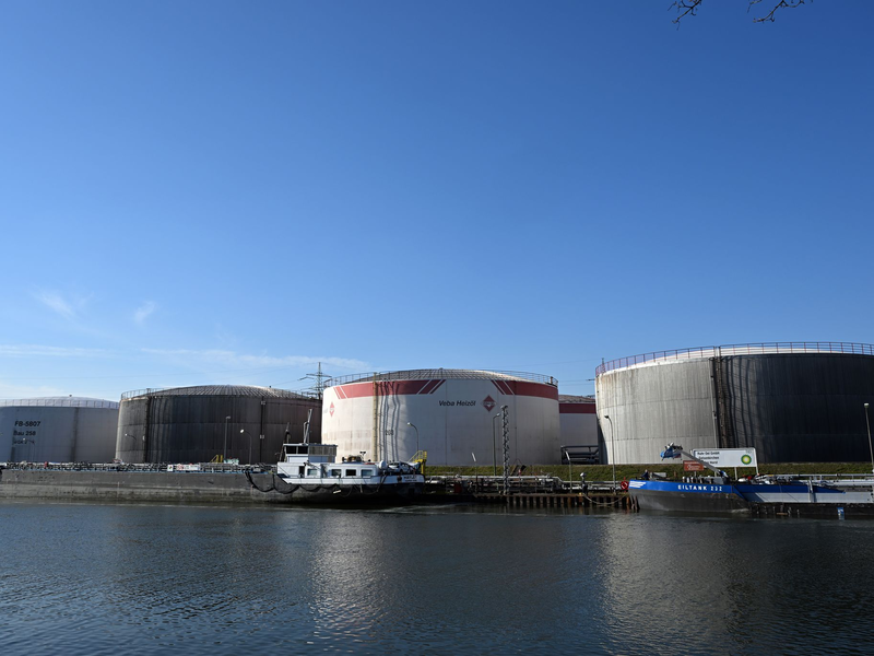 Ihre strategischen Ölreserven geben Volkswirtschaften jeweils in Krisensituationen frei, um den Ölmarkt zu stabilisieren oder auf Versorgungsengpässe zu reagieren. (Archivbild) - Foto: Federico Gambarini/dpa