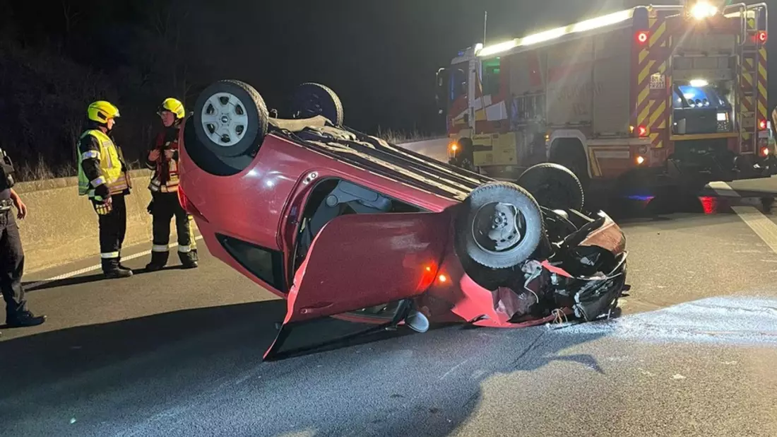 FW Bergheim: Verkehrsunfall auf der Autobahn 61 bei Bergheim Eine Person durch Feuerwehr aus PKW befreit - Bild: presseportal.de