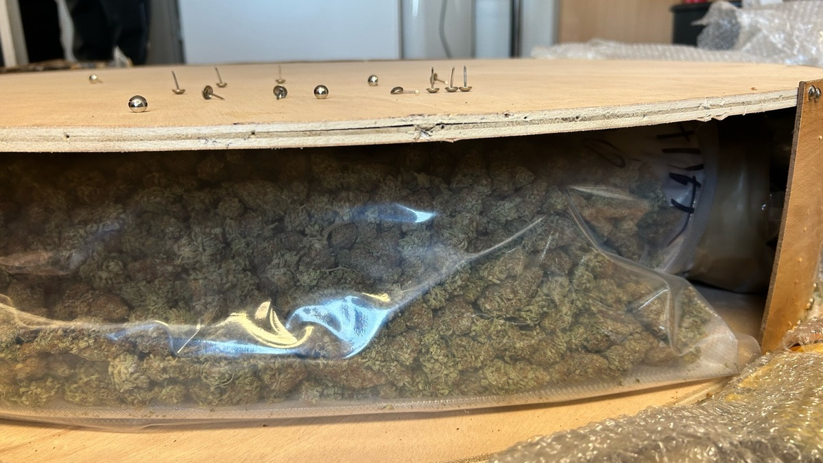 HZA-HST: Mehr als 86 Kilogramm Marihuana in Paketsendungen ./. Pakete kamen Stralsunder Zoll spanisch vor - Foto: presseportal.de