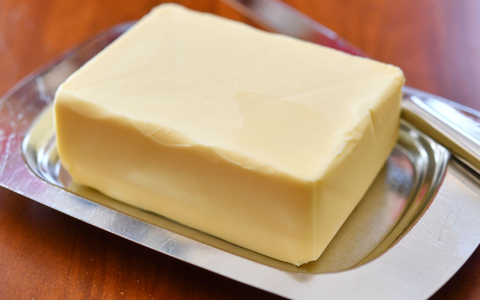 Im Herbst 2024 war Butter auf den Rekordpreis von 2,39 Euro gestiegen. (Archivbild) - Foto: Patrick Pleul/dpa-Zentralbild/dpa