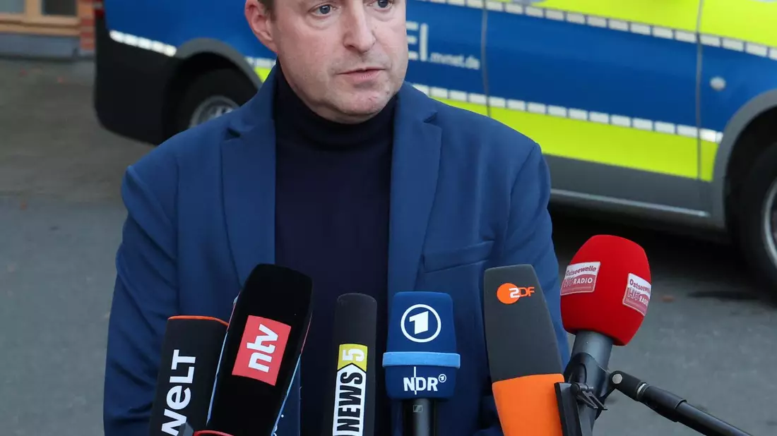Harald Nowack, Oberstaatsanwalt und Pressesprecher der Staatsanwaltschaft Rostock, unterrichtete die Öffentlichkeit im November über die Festnahme der Tatverdächtigen. (Archivbild) - Bild: Bernd Wüstneck/dpa