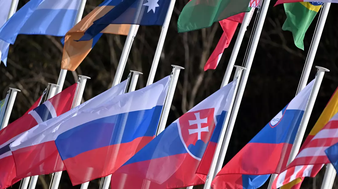Die russische Fahne weht bei den Paralympics. - Bild: Martin Schutt/dpa