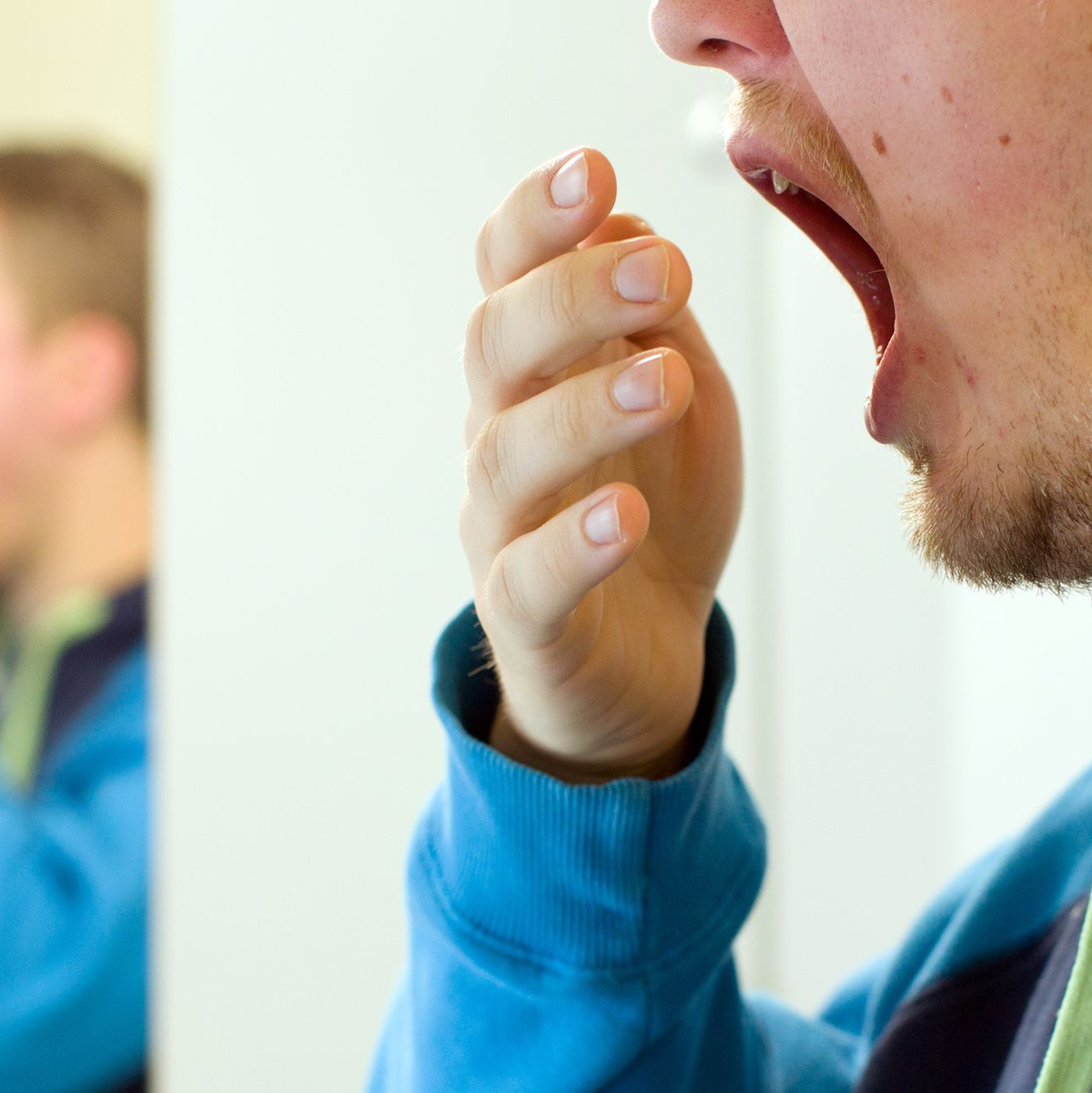 Ein Patient gähnt im Schlaflabor des Universitätsklinikums Münster. (Archivbild) - Foto: Friso Gentsch/dpa