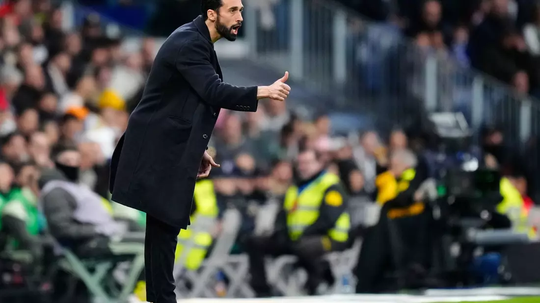 Trainer Álvaro Arbeloa steht bei Real Madrid in der Kritik. (Archivbild) - Bild: Jose Breton/AP/dpa