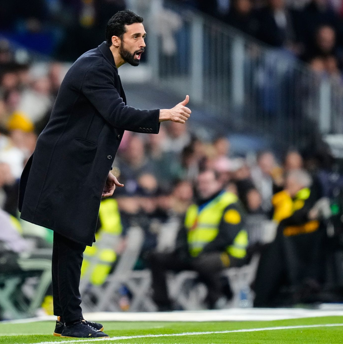 Trainer Álvaro Arbeloa steht bei Real Madrid in der Kritik. (Archivbild) - Foto: Jose Breton/AP/dpa