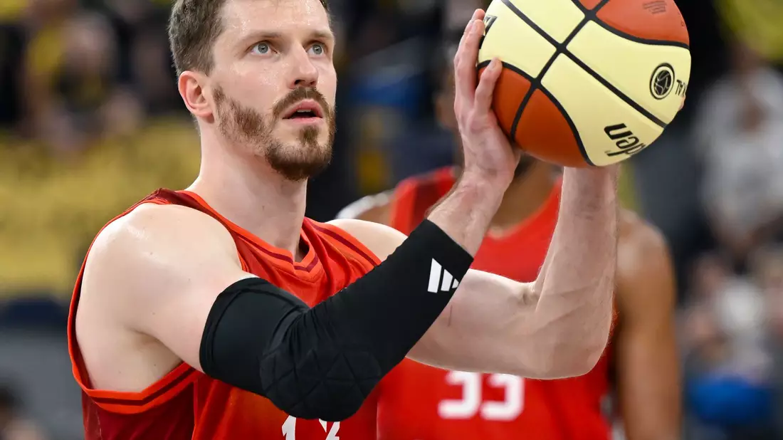 Bleibt bei den Bayern-Basketballern: Welt- und Europameister Andreas Obst. (Archivbild) - Bild: Sven Hoppe/dpa