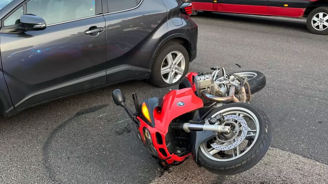POL-AC: Verkehrsunfall in Würselen - Motorrad fährt auf Auto auf - Bild: presseportal.de