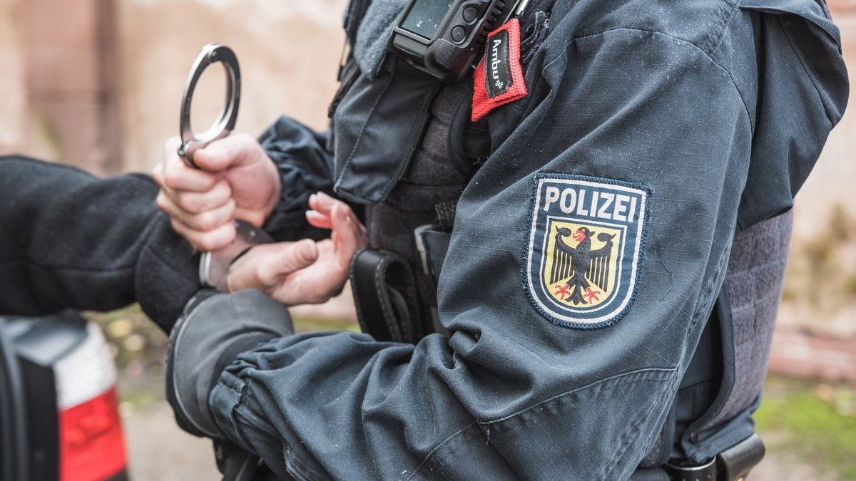 Bundespolizeidirektion München: Bundespolizei Waidhaus vollstreckt am Wochenende fünf Haftbefehle bei Grenzkontrollen - Foto: presseportal.de