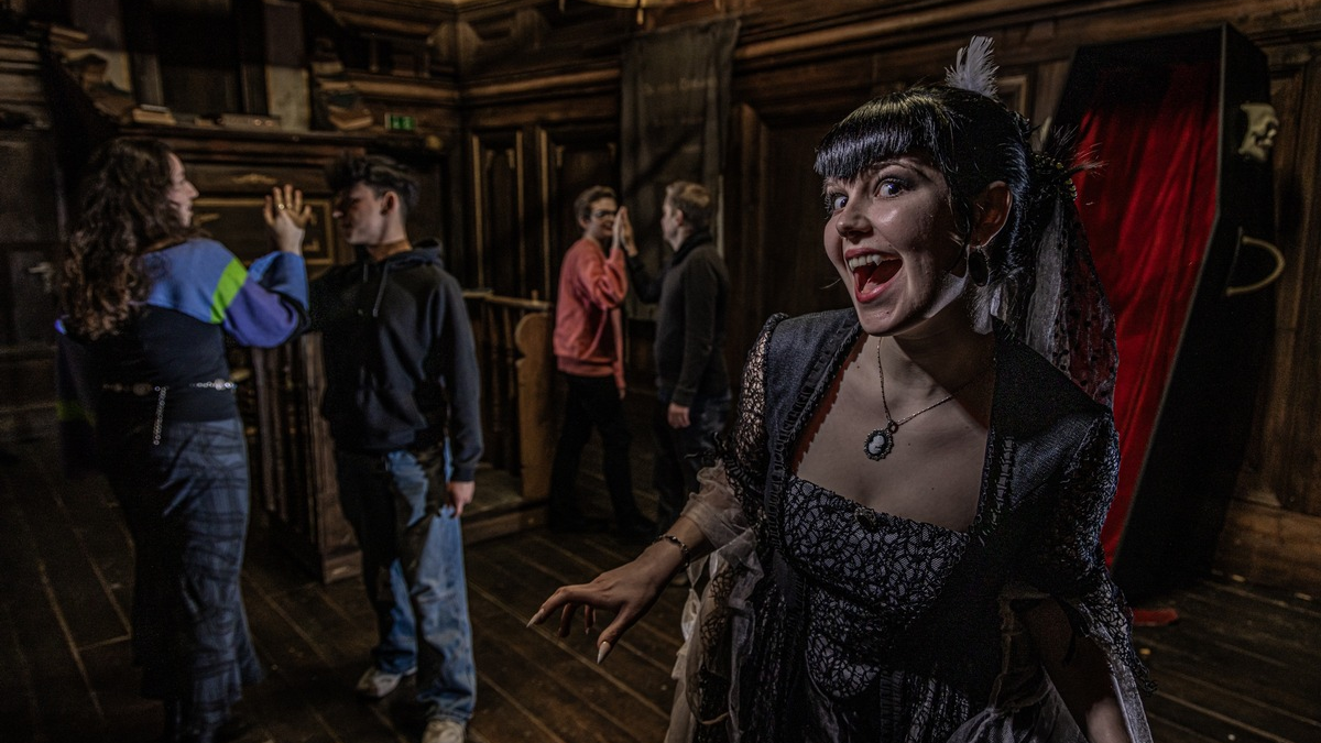 Verfluchter Geburtstag: Das Berlin Dungeon feiert sein 13-jähriges Bestehen / Düsteres Freitag-der-13.-Wochenende mit neuer Show, Schreckenslabyrinth und kleinen Überraschungen - Foto: presseportal.de