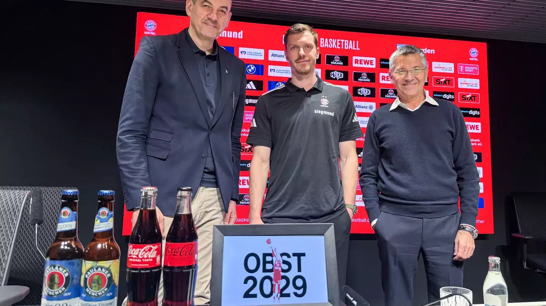 Andreas Obst (Mitte) nach seiner Vertragsverlängerung mit Bayern-Sportchef Dragan Tarlac (links) und Präsident Herbert Hainer. - Bild: Manuel Schwarz/dpa